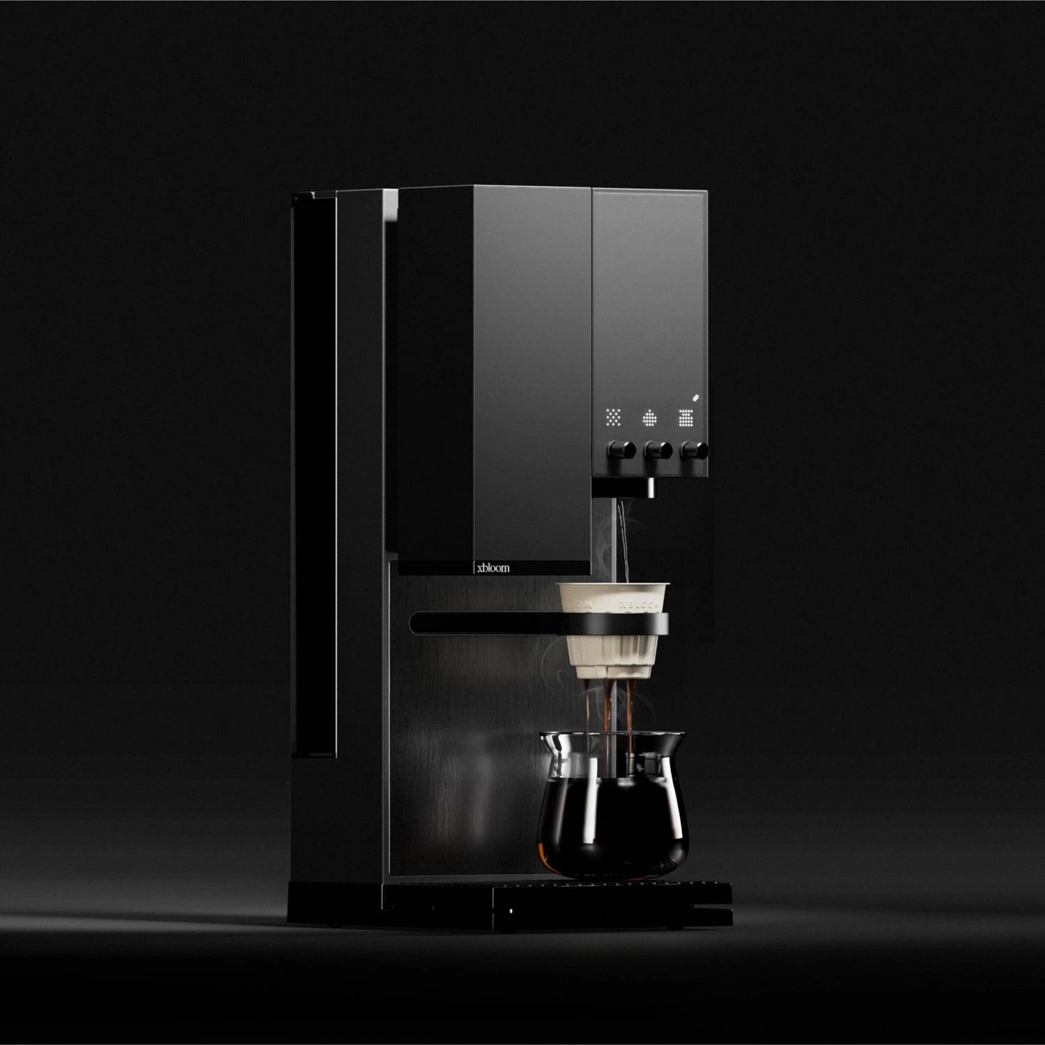 xbloom-studio-midnight-black-with-a-cup-of-coffee